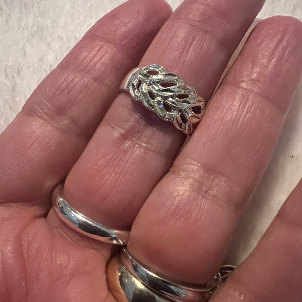 Elegant .925 Sterling Silver Leaf Diamond Cut Ring